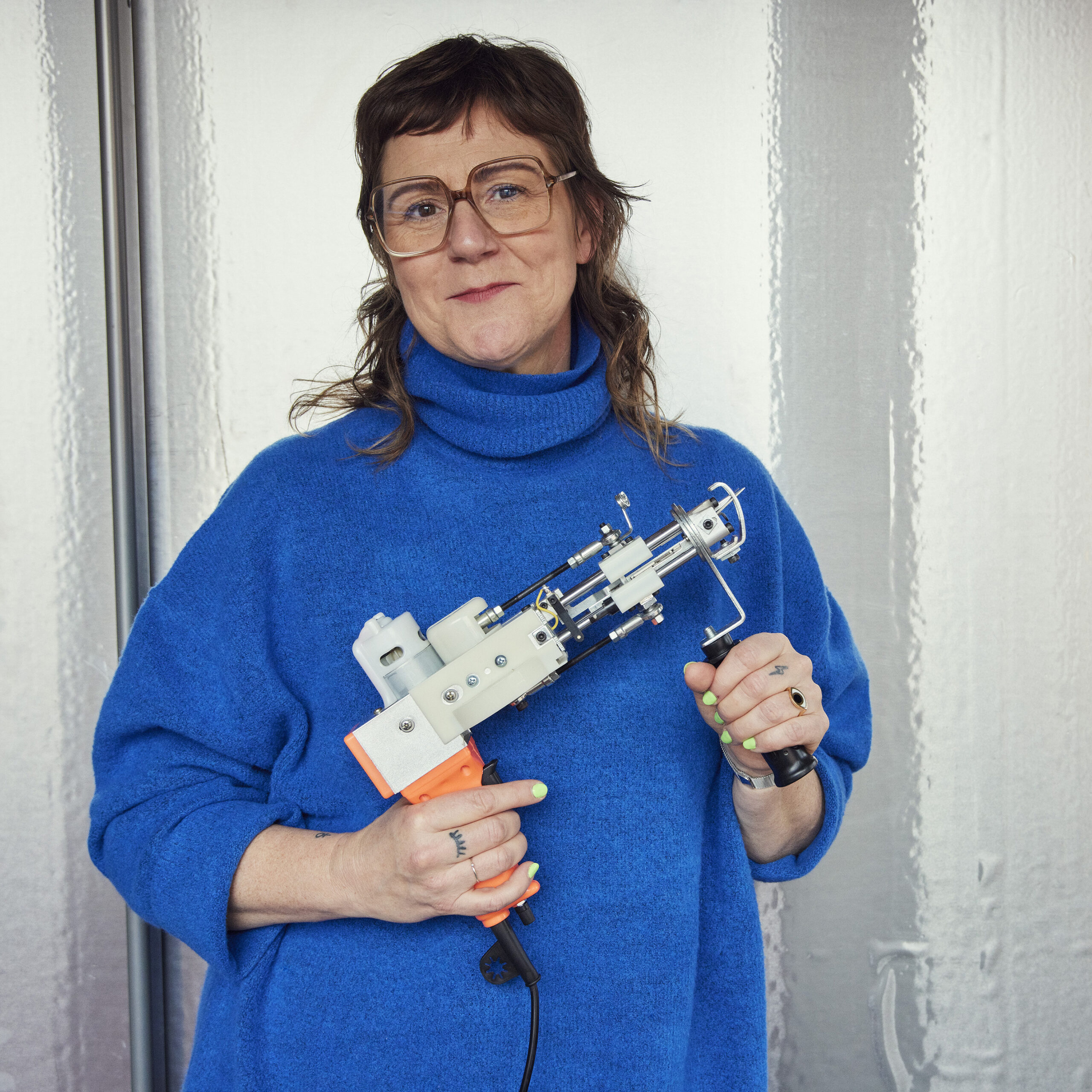 Hanna Kastås som håller i tuftningsworkshops, Lights On Studio. Foto: Klara G